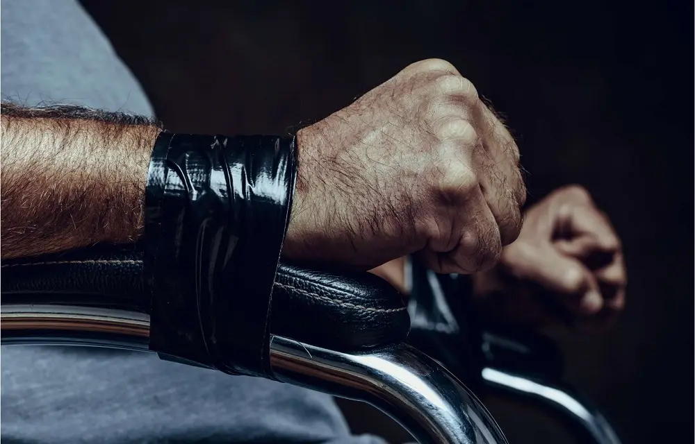 گروگانگیری و ضرب و شتم کارشناسان اورژانس در ساوه | خشونت علیه کادر درمان