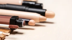 بهترین کانسیلر؛ معرفی ۲۰ کانسیلر ایرانی و خارجی برای پوشانندگی بی‌نقص