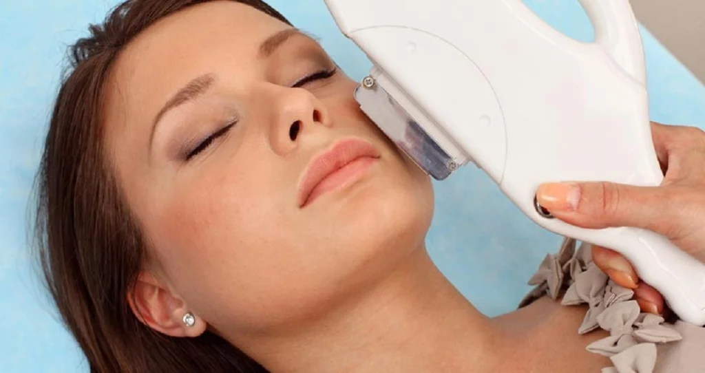 عوارض لیزر موهای زائد؛ بررسی خطرات، راهکارهای پیشگیری و درمان