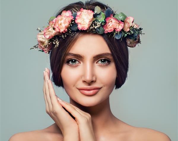 زنی با پوست سالم و درخشان و لبخندی طبیعی، نمادی از زیبایی بدون آرایش و اعتماد به نفس