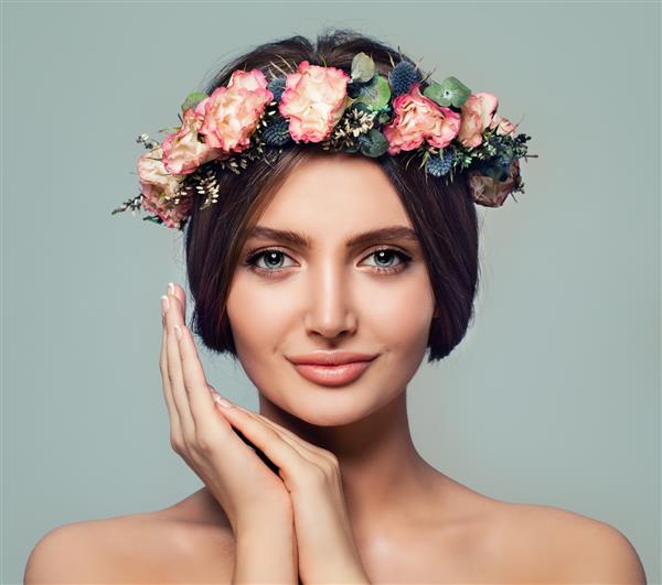 زنی با پوست سالم و درخشان و لبخندی طبیعی، نمادی از زیبایی بدون آرایش و اعتماد به نفس
